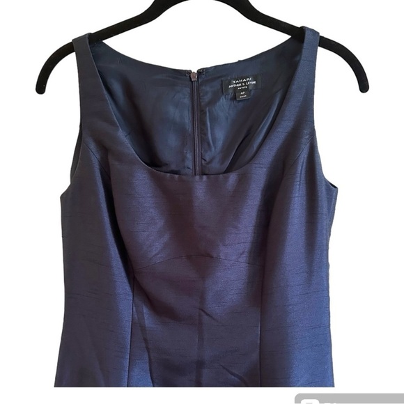 TAHARI ARTHUR S LEVINE, NAVY BLUE SHEATH COCKTAIL DRESS. SIZE 4P - Picture 2 of 7